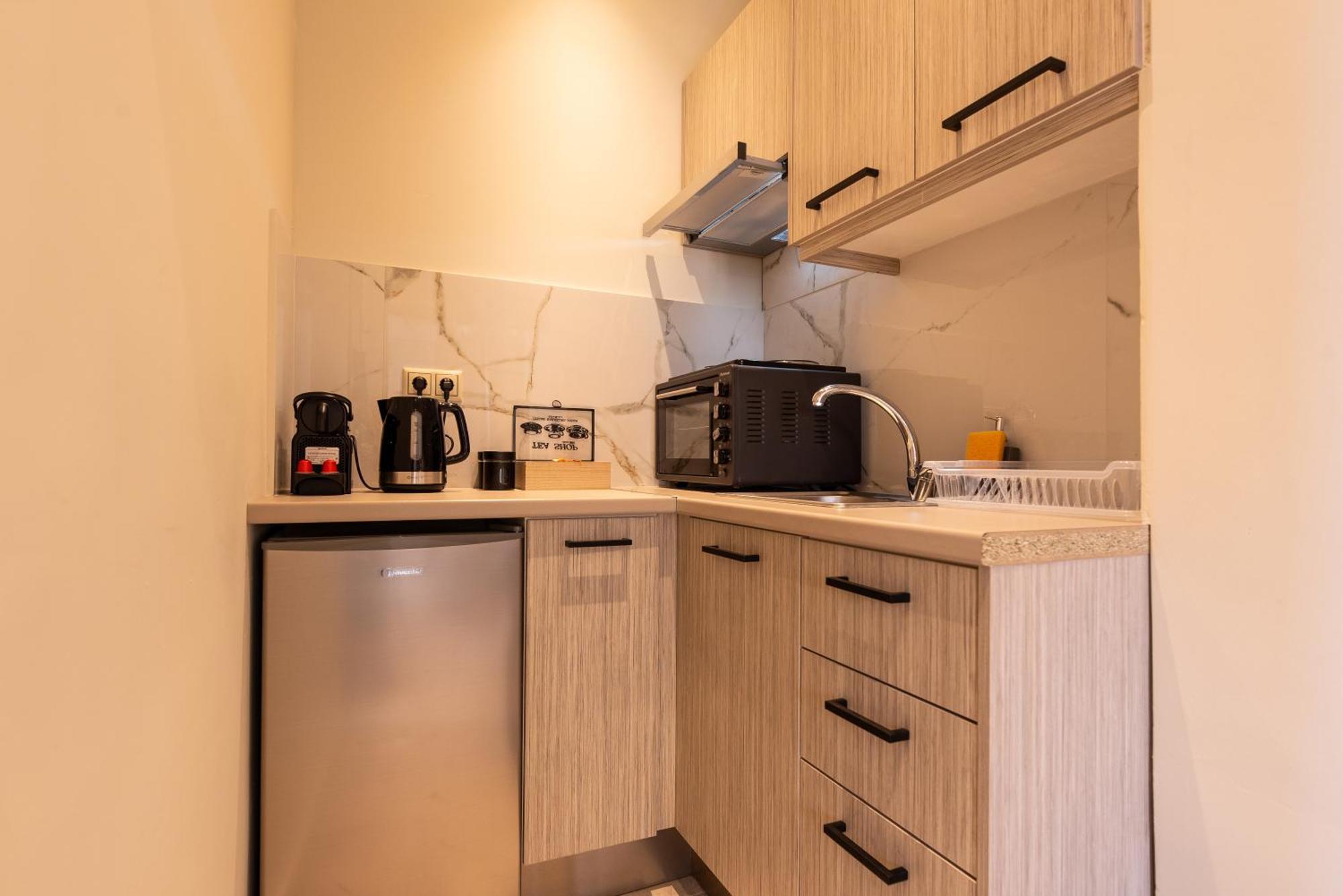 Demi'S Apartments Near Athen'S Airport Артемида Екстериор снимка